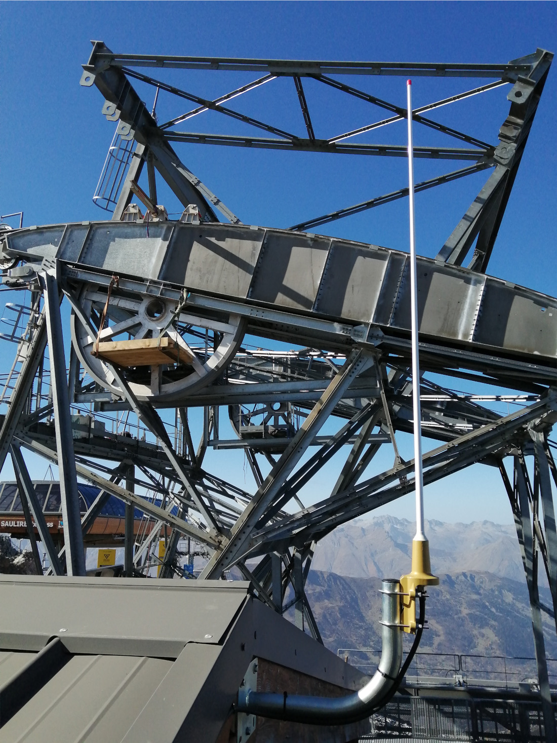 Installation d'antenne sur un toit